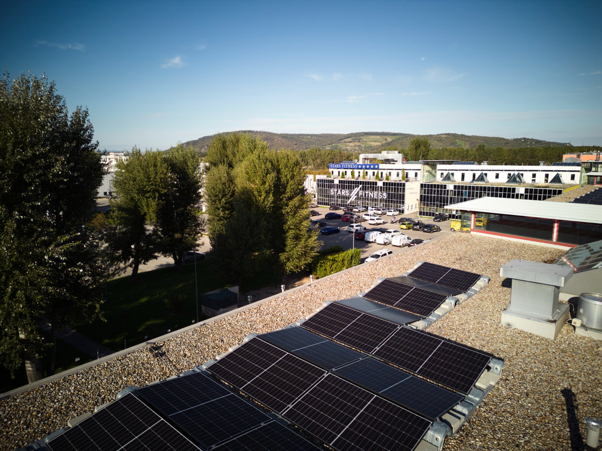 Dachansicht des Donaupark Klosterneuburg mit Photovoltaik und Blick auf das Areal